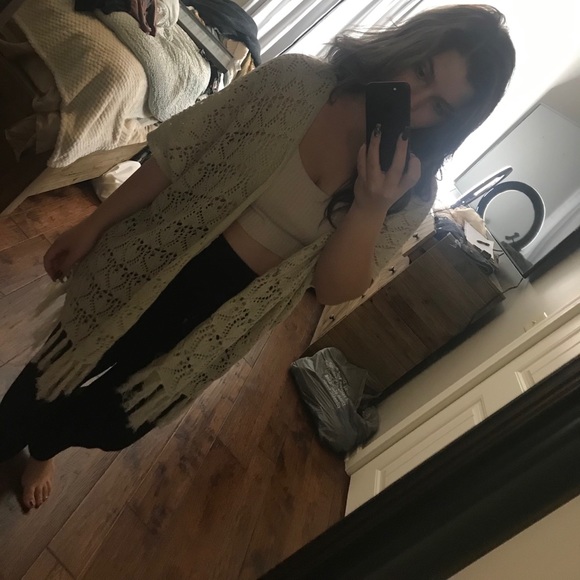 Adorable Crocheted Shortsleeved Cardigan - Picture 5 of 5